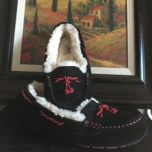 COPY - Uggs 🐑 black suede and shearling red accen
